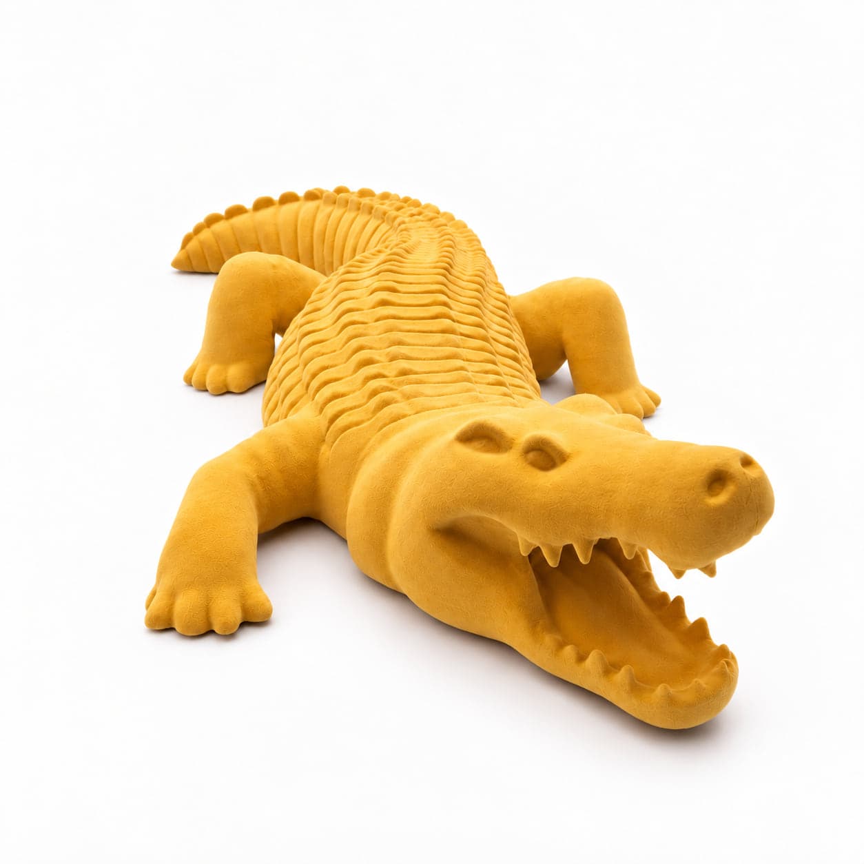 Figura de crocodilo de boca aberta revestida em floco amarelo, com cobertura uniforme nas escamas, sobre fundo branco